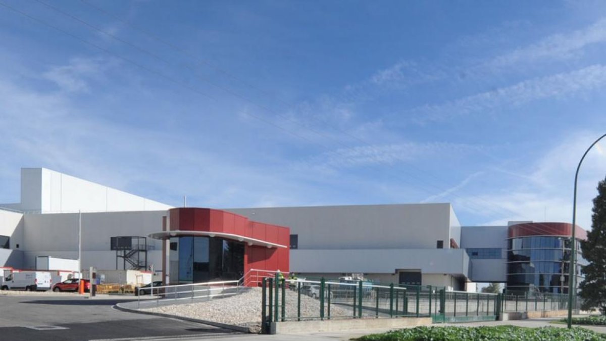 Fachada de la factoría en la calle La Bureba.-ISRAEL L. MURILLO