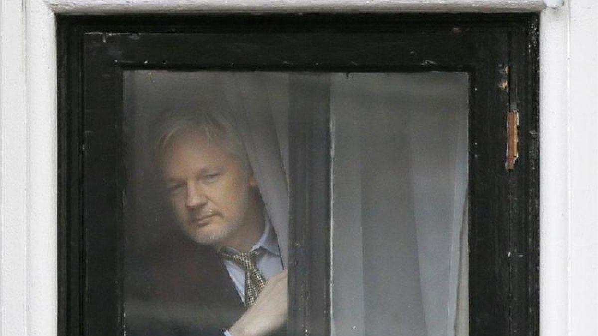 El australiano Julian Assange, desde el interior de la sede de la embajada de Ecuador en Londres. /-KIRSTY WIGGLESWORTH / AP