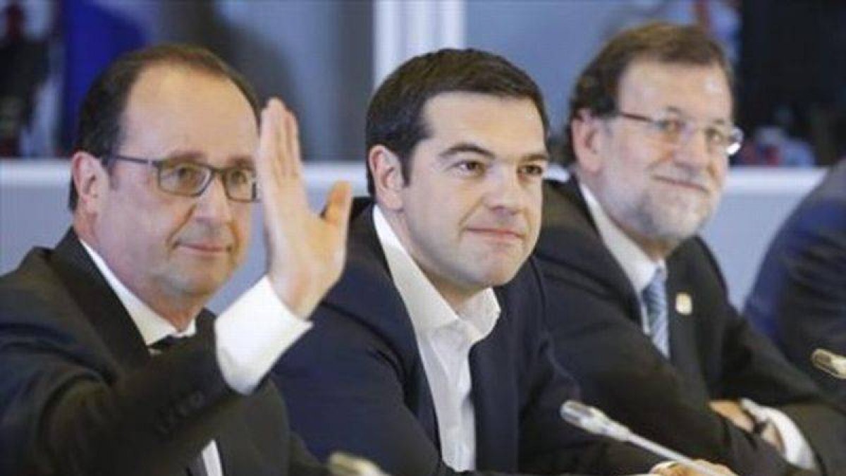 De izquierda a derecha François Hollande, Alexis Tsipras y Mariano Rajoy durante la cumbre extraordinaria de anoche.-Foto: EFE /OLIVIER HOSLET