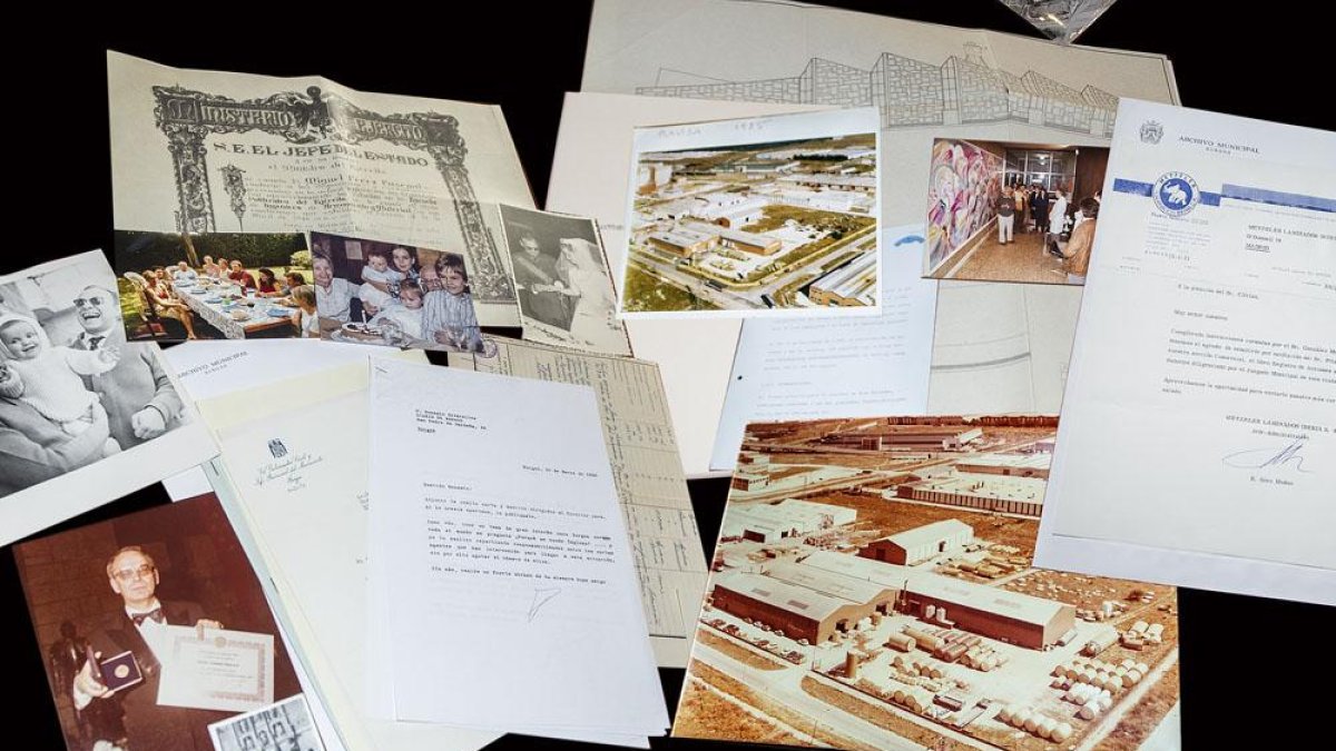 Muestra de algunos documentos y fotografías que la familia de Miguel Pérez Pascual ha donado al Archivo Municipal de Burgos.-ISRAEL L. MURILLO