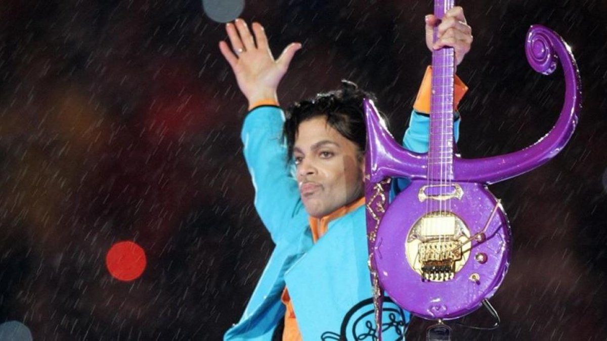 Prince, durante su actuación en la Superbowl del 2007.-AFP / ROBERTO SCHMIDT