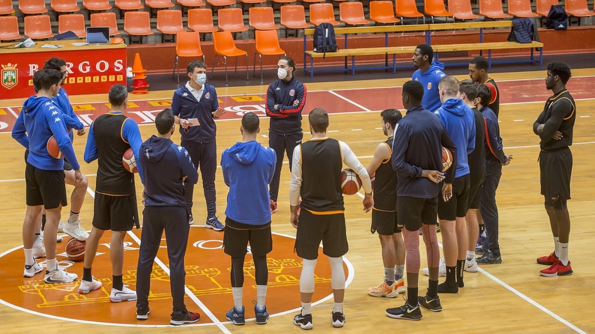 Riera se dirige a sus jugadores durante una charla técnica. SANTI OTERO