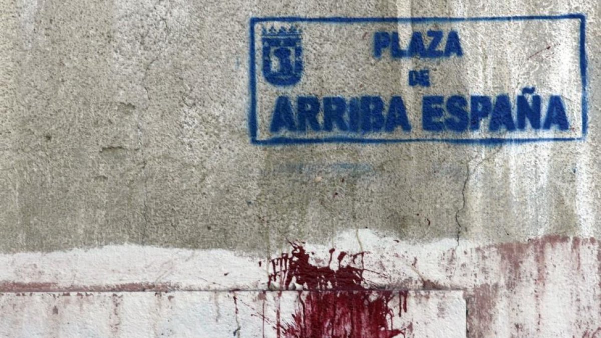 Pintadas en las antiguas placas-OSCAR DEL POZO