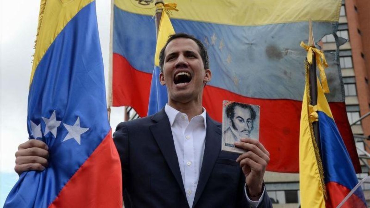 El jefe de la Asamblea Nacional de Venezuela, Juan Guaido, se declara presidente interino del país durante un mitin de oposición contra el líder Nicolás Maduro.-FEDERICO PARRA (AFP)