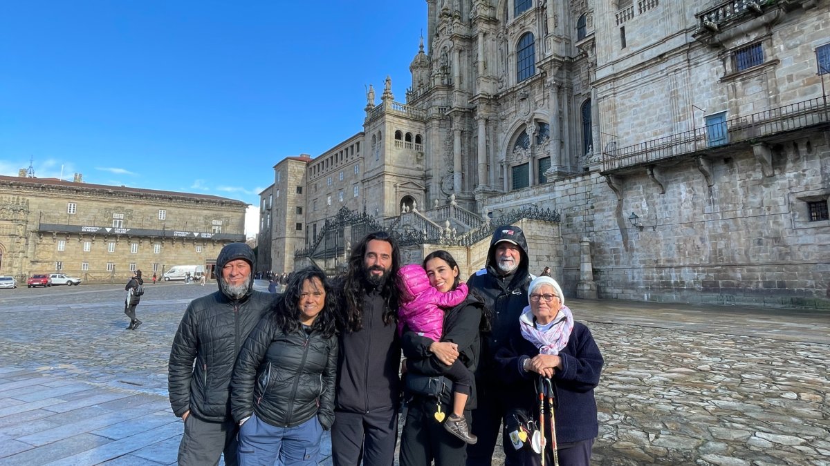 La familia al completo junto a la italiana Rita en su llegada a la Plaza del Obradoiro. VAGABOOM