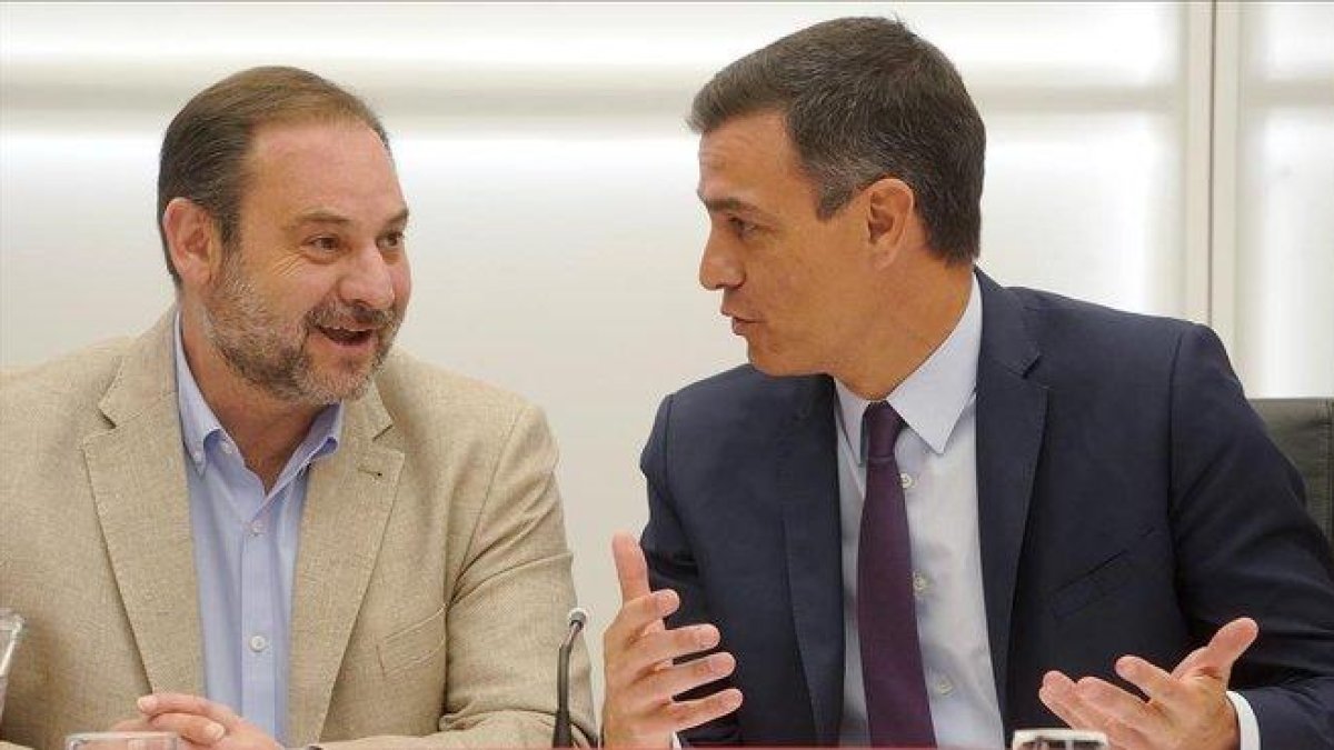 José Luis Ábalos y Pedro Sánchez bromean durante la ejecutiva socialista, este viernes.-JOSÉ LUIS ROCA