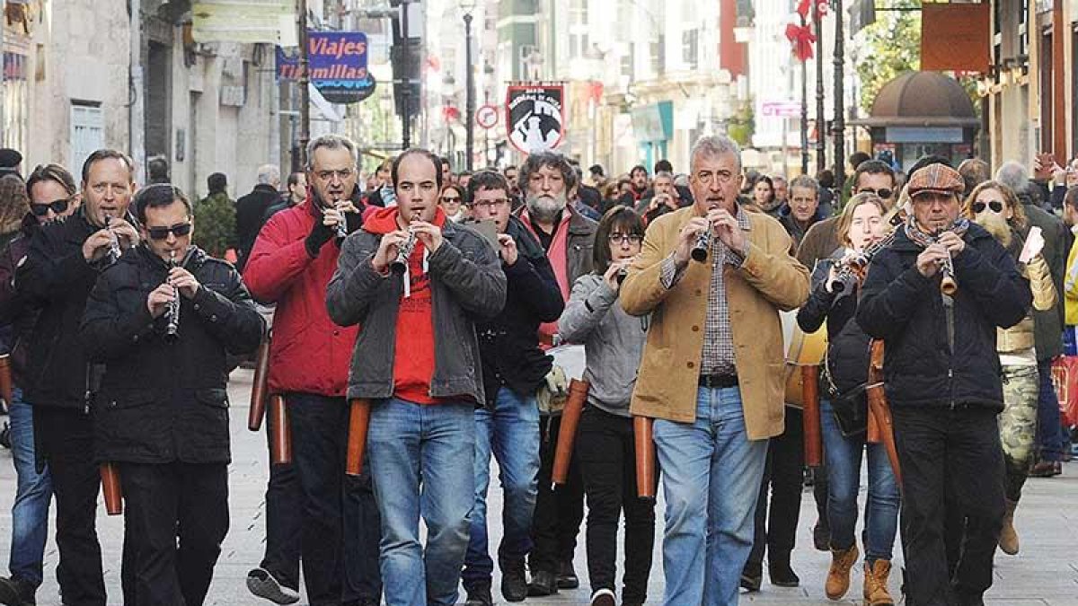 Dulzaineros llegados de distintas partes de España volverán a animar hoy el vermú en el centro.-Israel L. Murillo