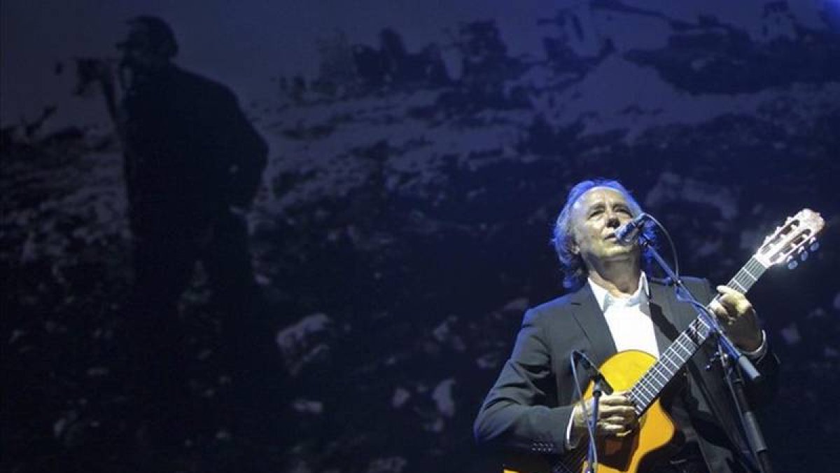 Serrat, durante el concierto 'Aragón sigue, Labordeta vive' que se celebró el lunes en Zaragoza.-Foto: EFE/ JAVIER CEBOLLADA