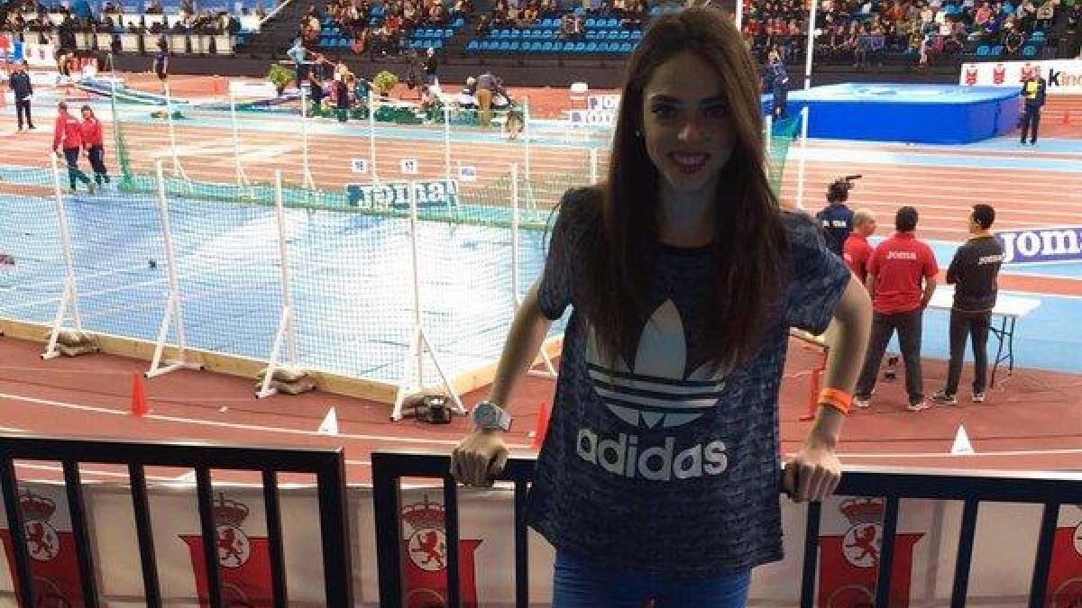 Celia Antón en la grada del polideportivo de Gallur sede del Nacional absoluto.-