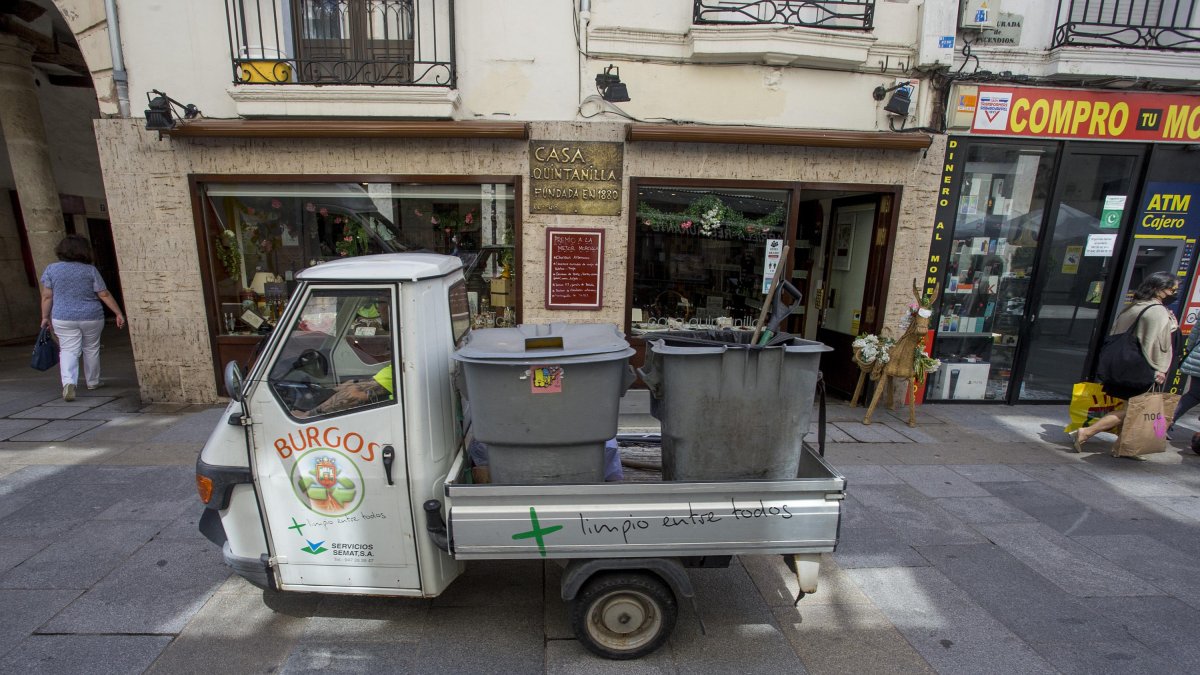 Imagen de un vehículo del servicio de Basuras en el centro histórico. SANTI OTERO
