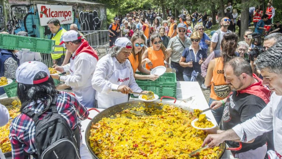 Uno de los momentos más esperados de la jornada es el tradicional reparto de paella.