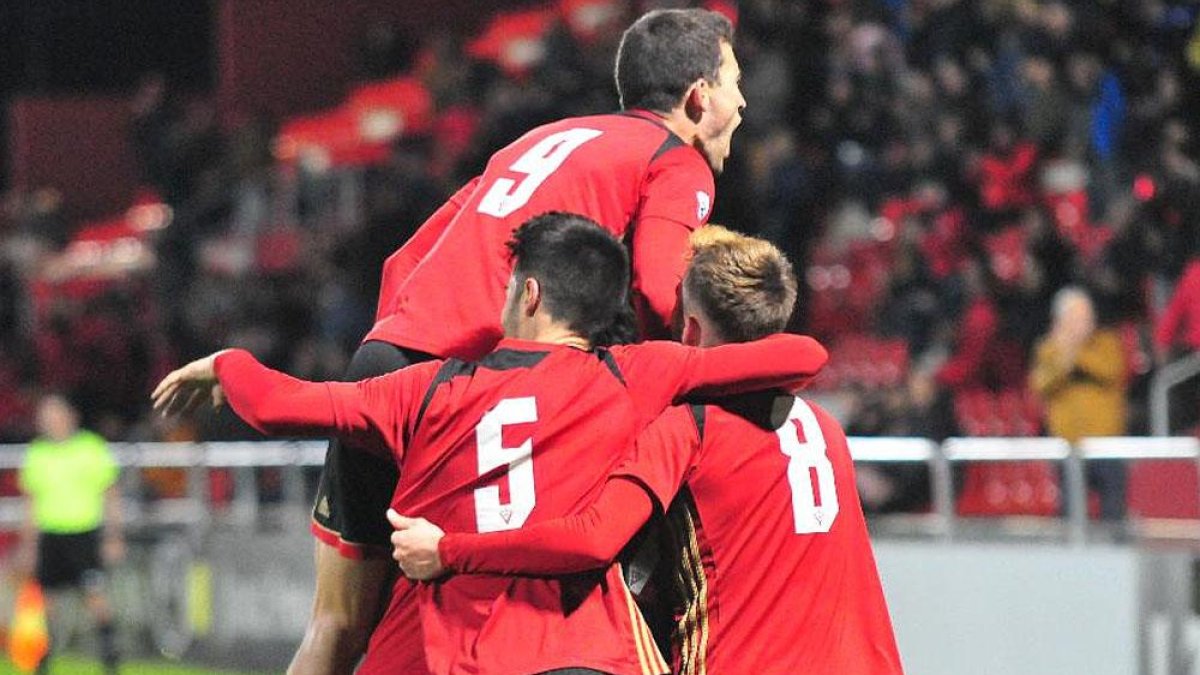 Varios jugadores del CD Mirandés celebran el gol que consiguió Galder Cerrajería.-JOSÉ ESTEBAN EGURROLA