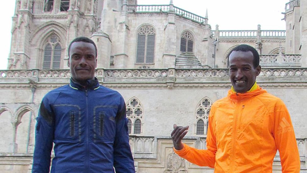 Edris y Merga posan junto a la Catedral, ayer.-CROSS DE ATAPUERCA