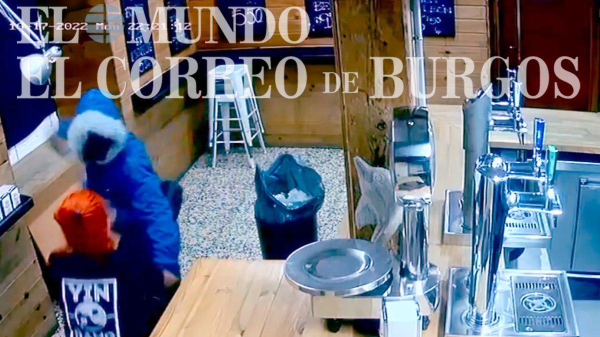 Imagen del atraco en un bar de la zona sur de Burgos captada por las cámaras de seguridad. ECB