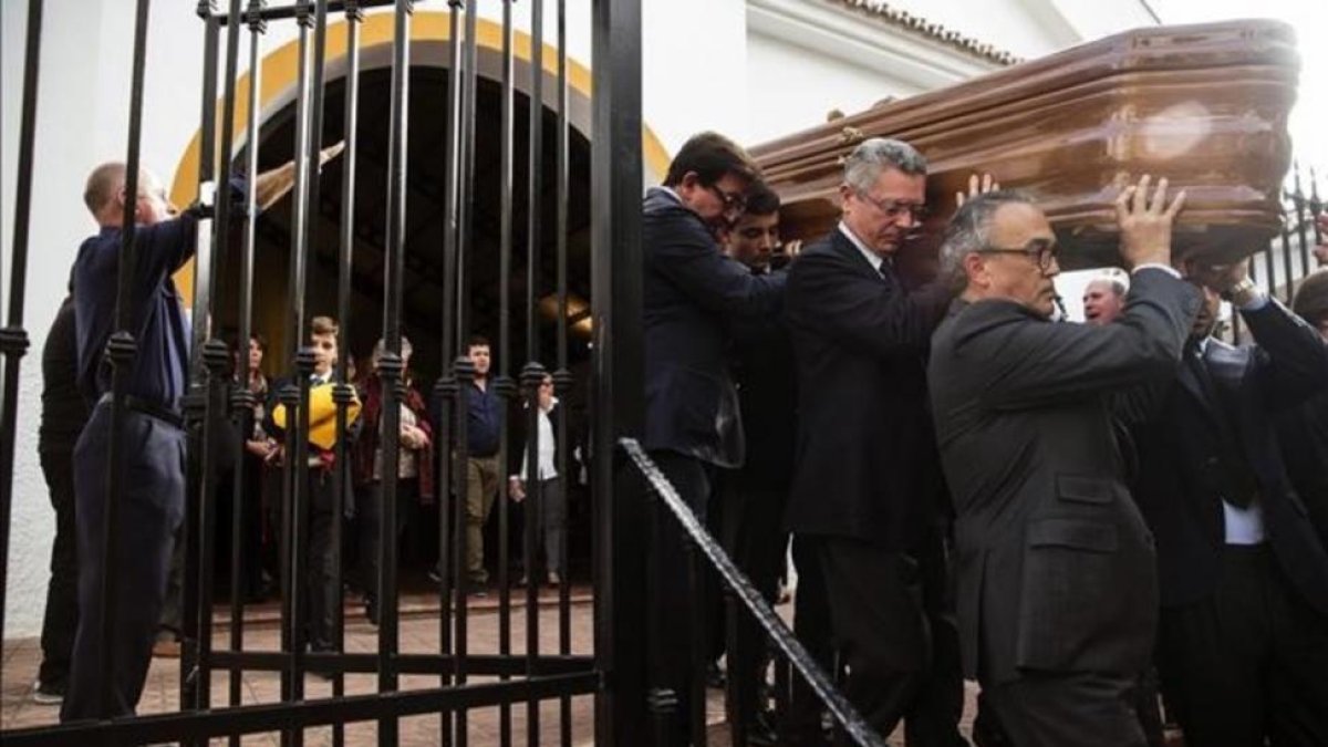 El exministro de Justicia, Alberto Ruiz-Gallardón llevó el féretro a la salida del funeral mientras los asistentes entonaban el 'Cara al sol'.-Jorge Zapata
