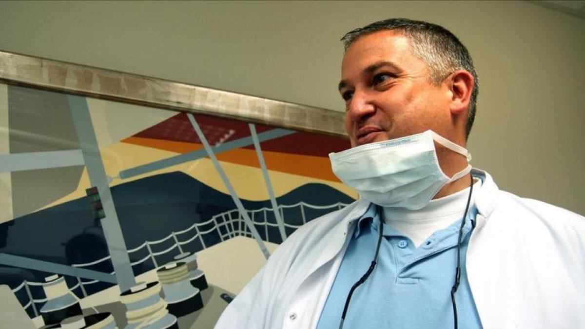 El dentista Van Nierop en su consulta en una foto del 2009.-AP / CHRISTOPHE MASSON