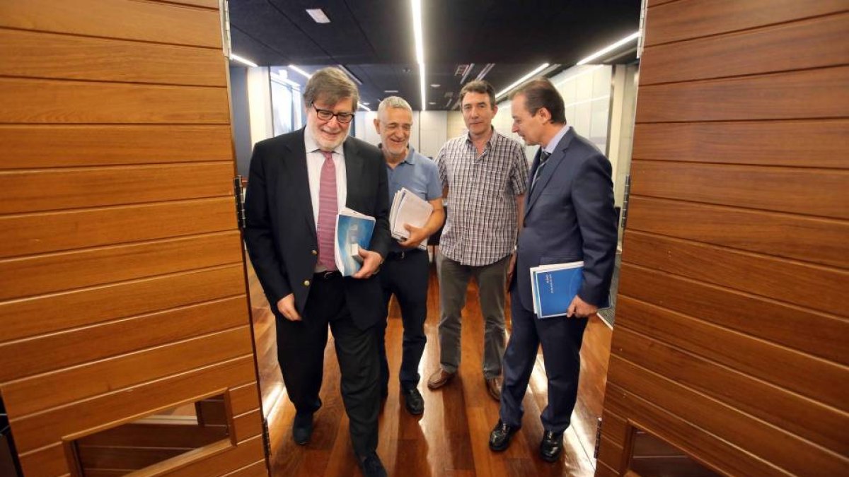 (I a D) El presidente de Cecale, Santiago Aparicio; los secretarios de UGT y CCOO, Agustín Prieto y Ángel Hernández y el presidente del CES, Germán Barrios, en la presentación del Informe Anual del Consejo Económico y Social de Castilla y León-Ical