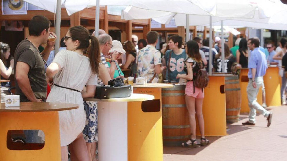 La Feria de Tapas cumple un año más el objetivo de sacar a la gente a la calle a disfrutar con las creaciones gastronómicas.-RAÚL G. OCHOA