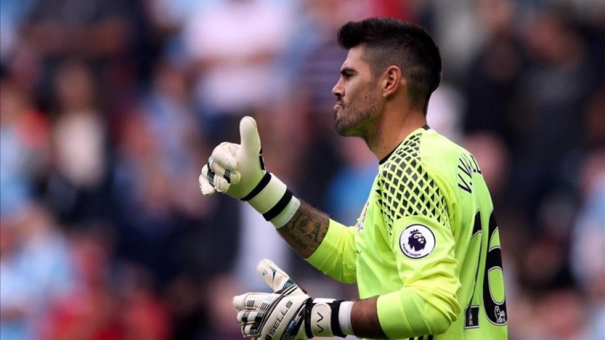 Víctor Valdés, durante el partido disputado contra el Stoke City el Riverside Stadium.-SCOTT HEPPELL / AFP