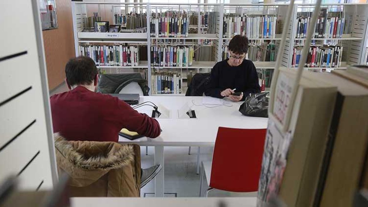 Los espacios de la Biblioteca Pública, en la plaza de San Juan, siempre gozan de un ir y venir de gente utilizando los distintos servicios que oferta.-Raúl Ochoa
