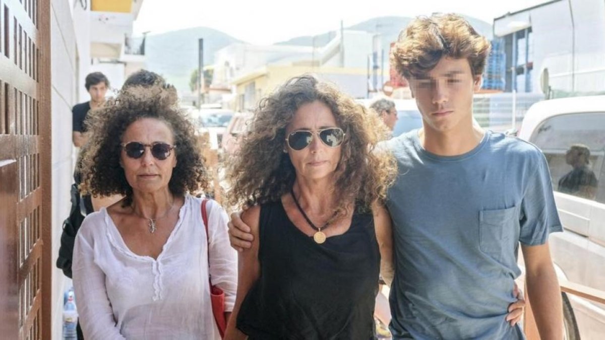 Belinda Alonso, en el centro, y su hijo Hugo Nieto, a su llegada al tanatorio de Eivissa.-EFE