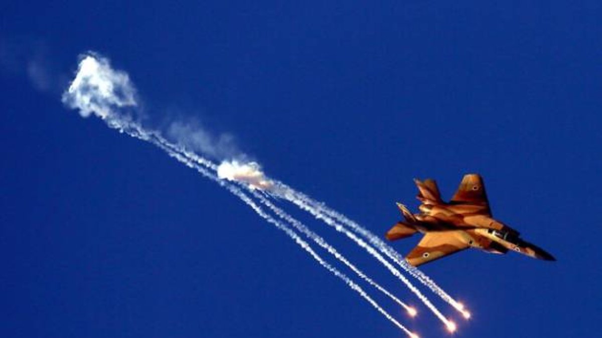 Un avión del Ejército israelí, en un ejercicio de exhibición, en junio del 2013 en Beersheva.-Foto: EFE / ABIR SULTAN