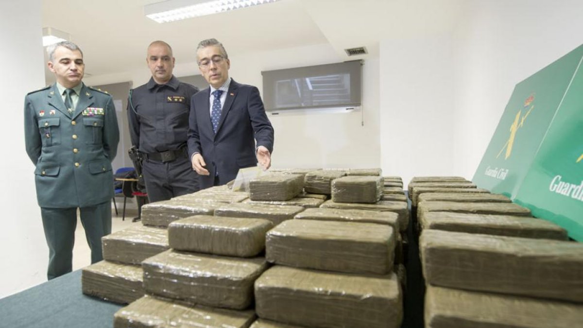 Imagen del alijo incautado por la Guardia Civil.-ISRAEL L. MURILLO