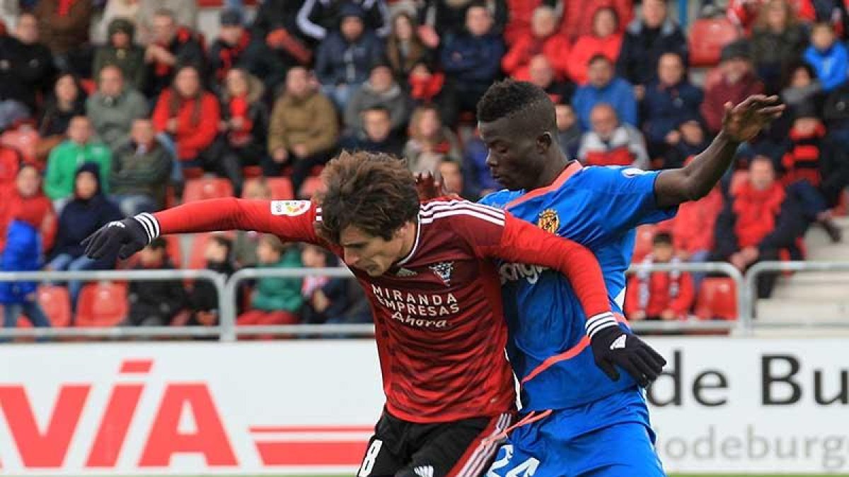 Sangalli protege el balón ante el jugador del Nàstic Djietei, ayer, en Anduva.-ALFONSO GARCÍA MARDONES