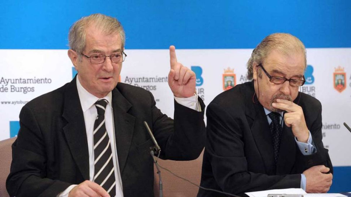 Roberto Alonso y Julián Altable, ayer, en la rueda de prensa en la que explicaron su abandono de UPyD.-ISRAEL L. MURILLO