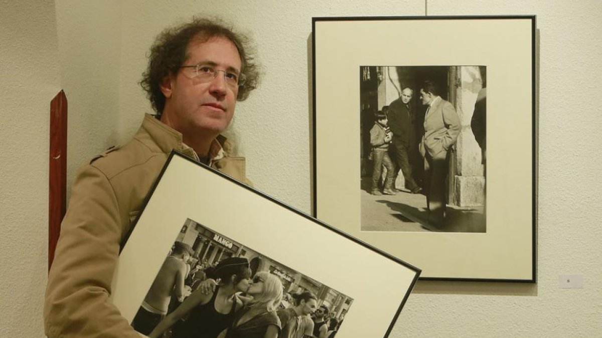 Leo Pérez, con dos de sus fotografías.-Raúl Ochoa
