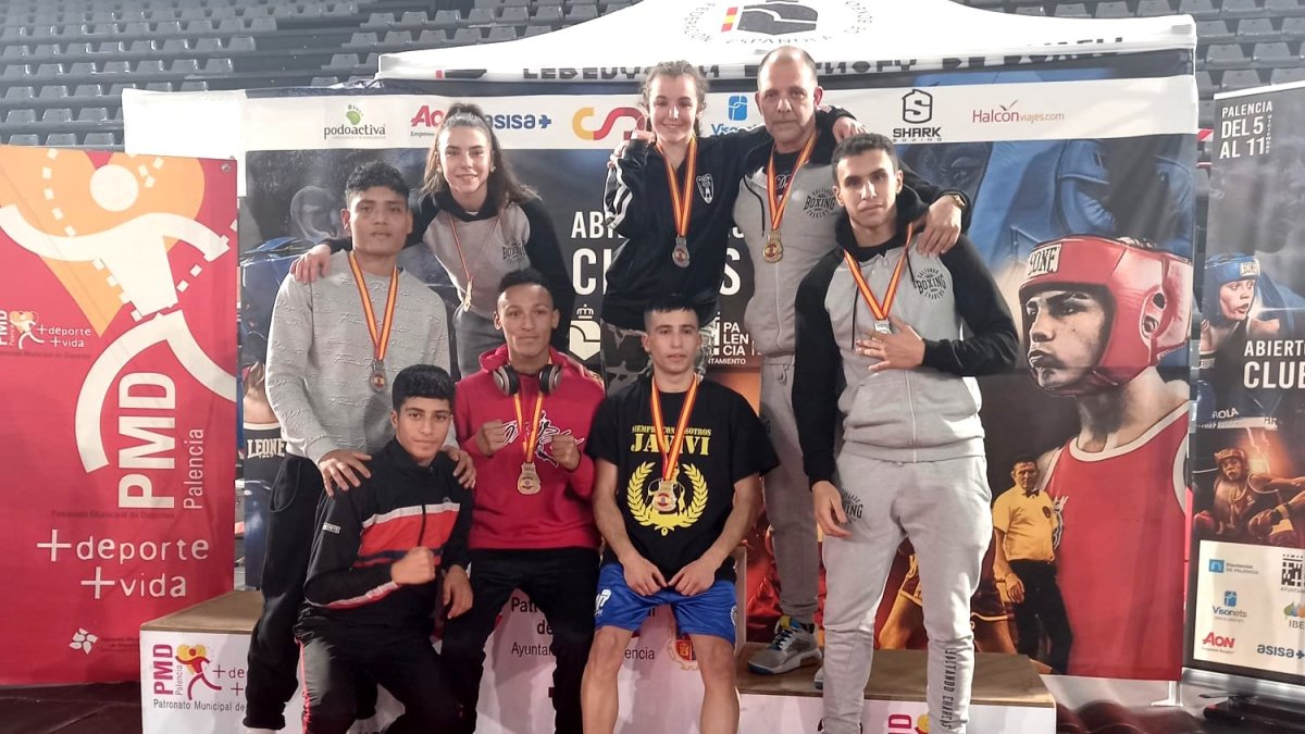 Los púgiles posan en el pódium con sus medallas. SaltandoCharcos