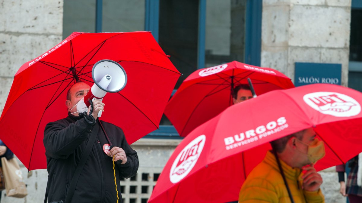 Miembros de UGT se manifestaron ayer frente a la Diputación de Burgos. TOMÁS ALONSO