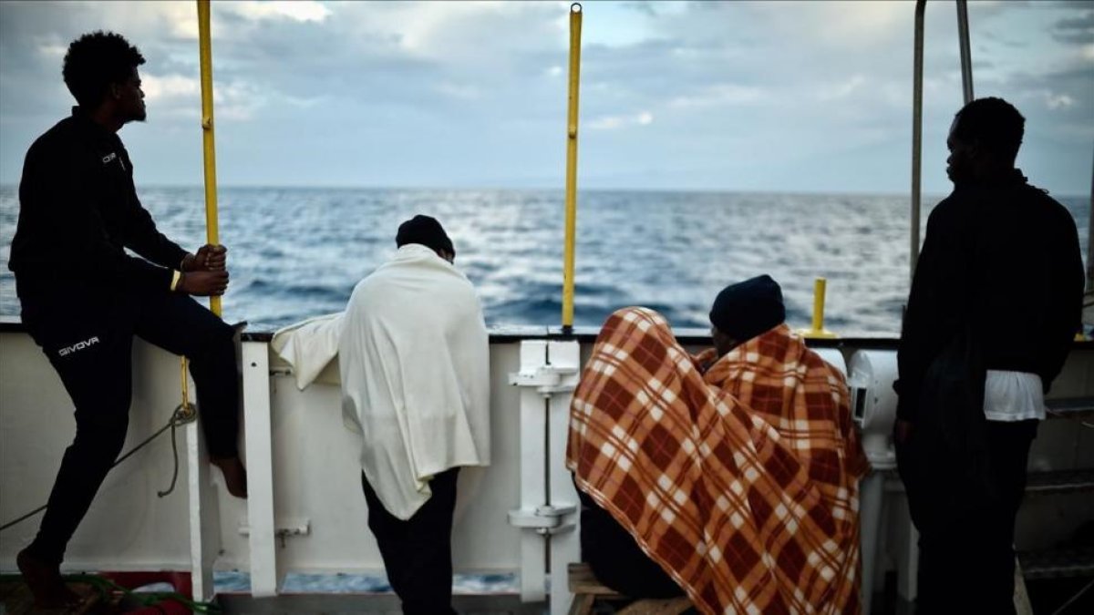 Foto de archivo de un grupo de refugiados a bordo del barco Aquarius.-LOUISA GOULIAMAKI