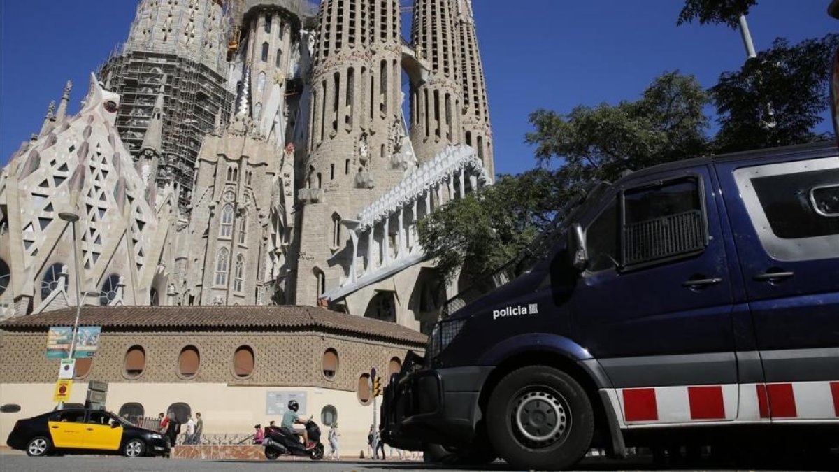 Los Mossos presentes en las inmediaciones de la Sagrada Familia-ÁLVARO MONGE