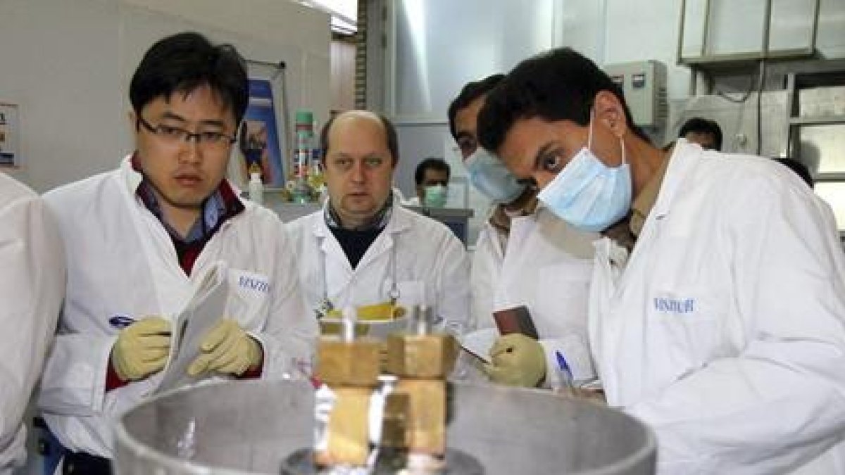 Un equipo de la Organización de Energía Atómica de Irán examina el proceso de enriquecimiento de uranio en una planta nuclear iraní de Natanz.-KAZEM GHANE (EFE)