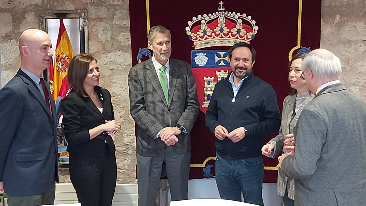 Imagen de la reunión entre los representantes del PSOE con responsables de la UBU. ECB