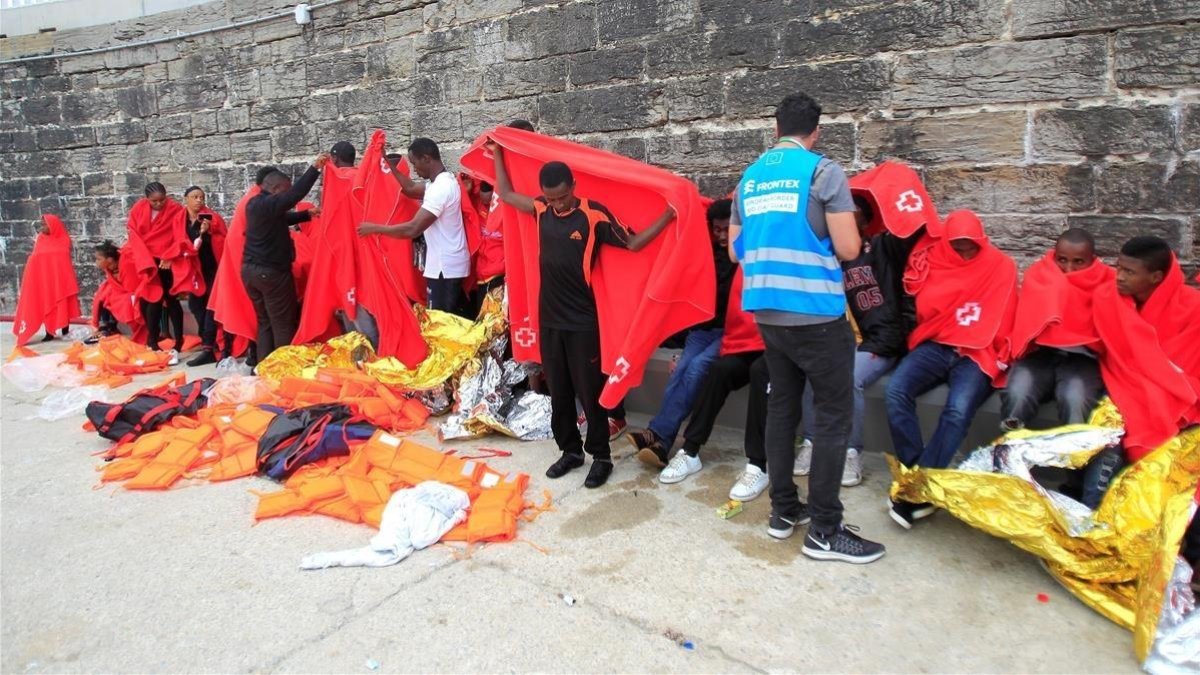 nmigrantes rescatados de una patera, en el puerto de Tarifa (Cádiz), el viernes.-A CARRASCO RAGEL