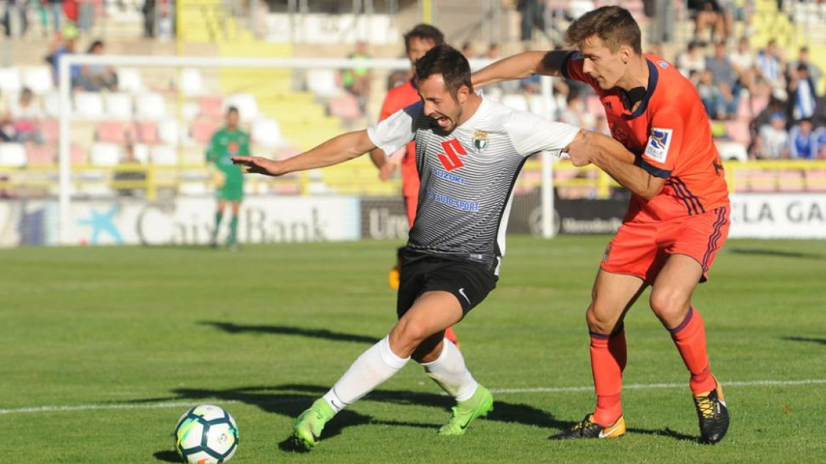 Carlos Álvarez, muy bullicioso todo el partido, se dispone a golpear el esférico ante la presión de un defensor de la Real Sociedad-Israel L. Murillo