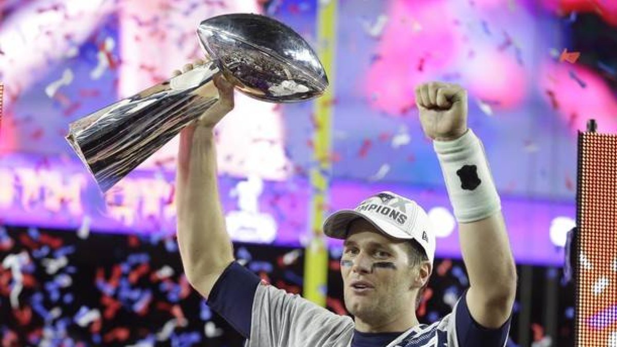 El 'quaterback' Tom Brady, de los Patriots, con el trofeo que le acredita como jugador más valioso de la Super Bowl.-Foto: AP / MICHAEL CONROY