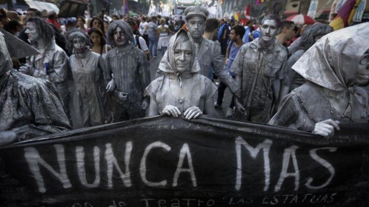 Actrices que representan a las Madres de Plaza de Mayo durante la manifestación.-AFP / Victor R Caivano