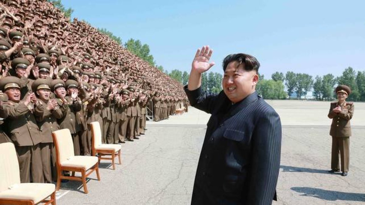 El líder de Corea del Norte, Kim Jong Un, este jueves durante una sesión de fotos.-Foto: AFP
