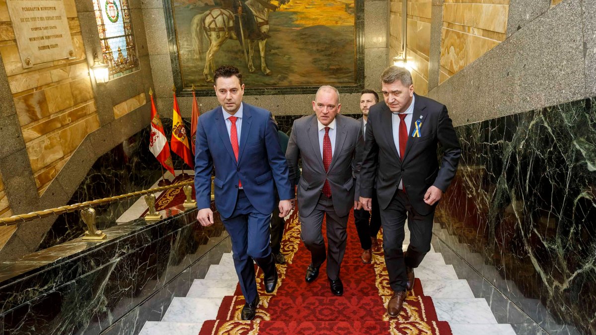 El alcalde de Burgos sube las escaleras del Ayuntamiento junto al cónsul de Polonia en Burgos y al presidente de la ciudad de Oswiecin. SANTI OTERO