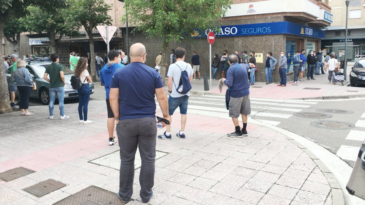 Imagen de la cola de aficionados registrada en la mañana de hoy en los aledaños de la oficina del club. ISRAEL L. MURILLO