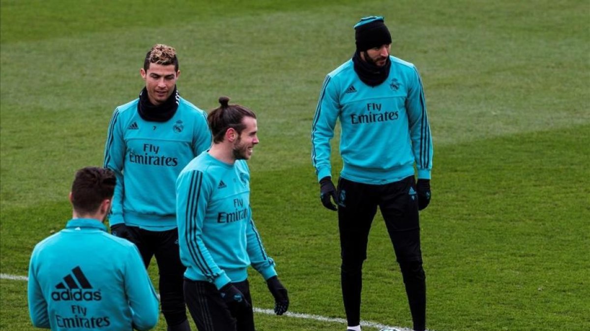 Bale, Ronaldo y Benzema, durante el entrenamiento de este viernes en Valdebebas.-RODRIGO JIMÉNEZ / EFE