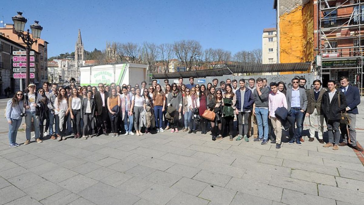 Alumnos de la Escuela de Arquitectura de la Universidad de Navarra en su visita a la Plaza Vega.-ISRAEL L. MURILLO