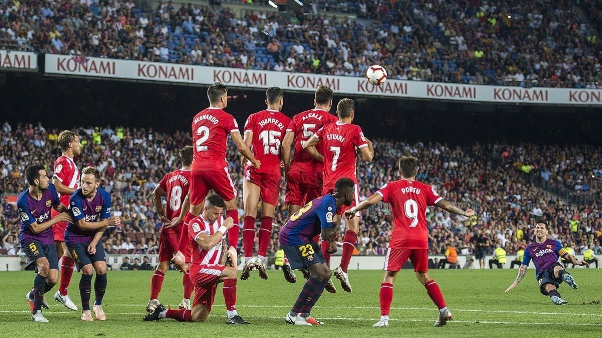 Falta lanzada por Messi vista desde detrás de la barrera del Girona-JORDI COTRINA