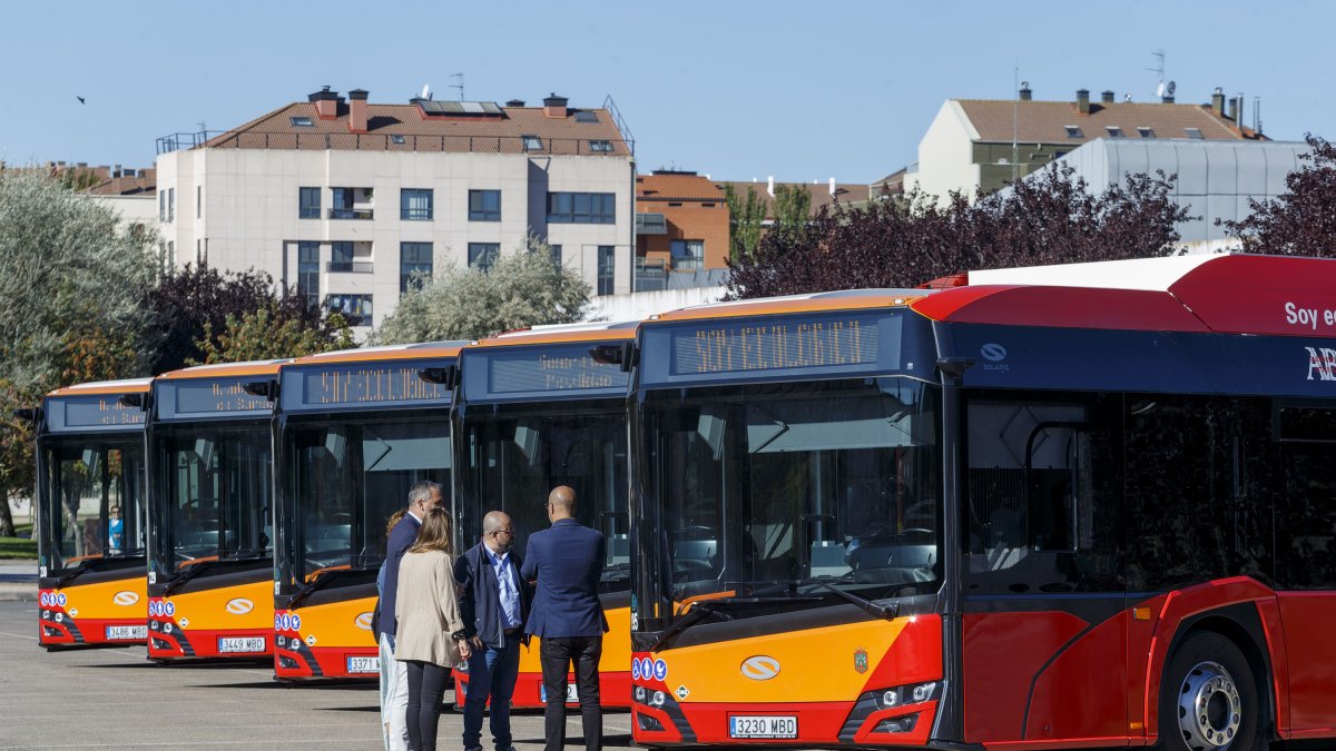 Imagen de nuevos autobuses presentados el pasado mes de septiembre. SANTI OTERO
