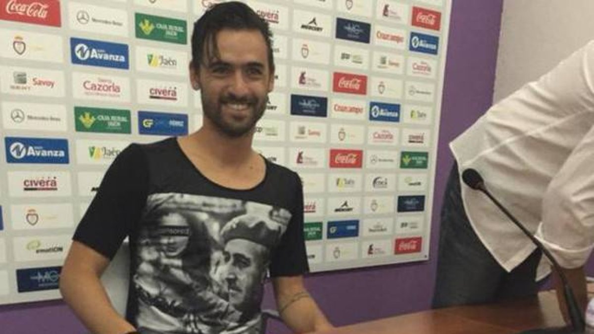 Nuno Silva con la camiseta de Franco en su presentación como nuevo jugador del Real Jáen.-Foto: TWITTER: @La2A_noticias