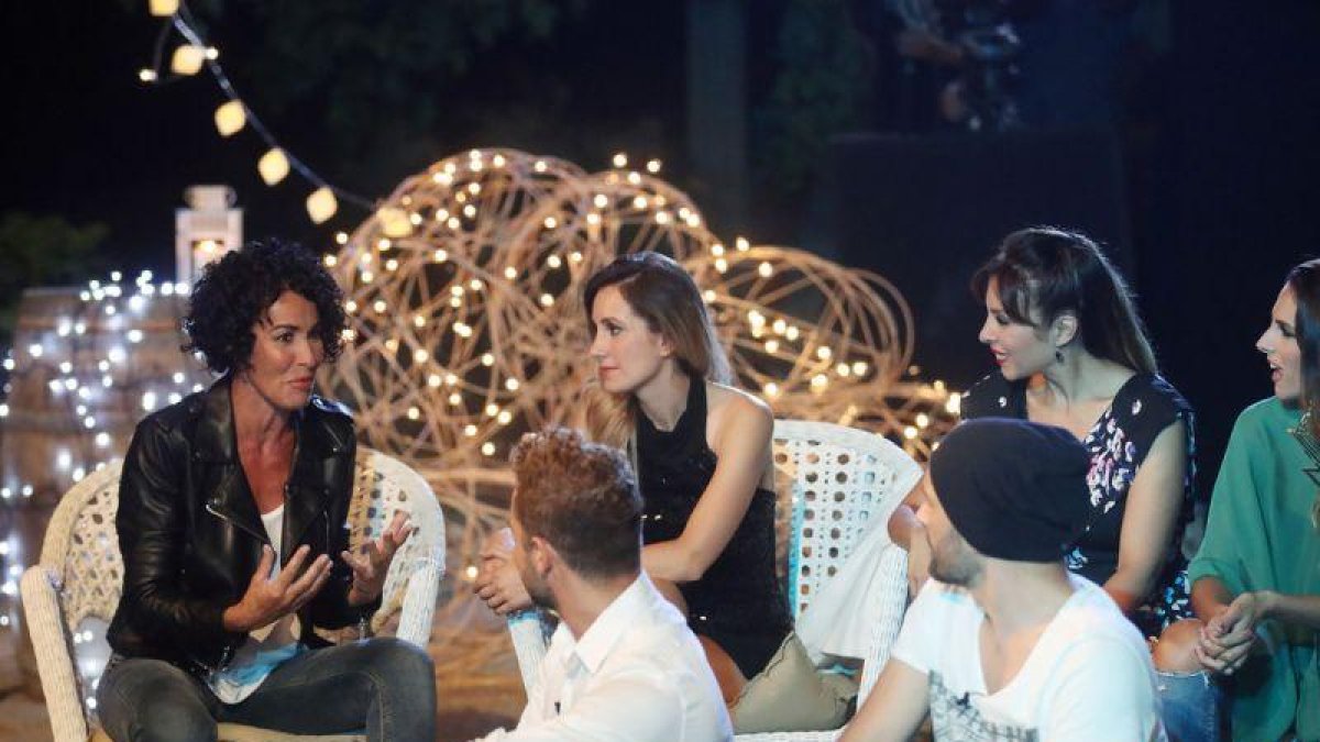 Nina, con algunos de los exconcursantes de 'Operación triunfo', en la tercera entrega de 'OT: el reencuentro' (TVE-1).-JOSÉ IRÚN