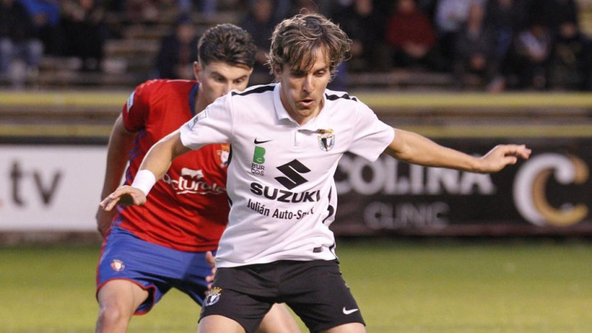 Prosi protege el balón ante el acoso de un oponente.-SANTI OTERO